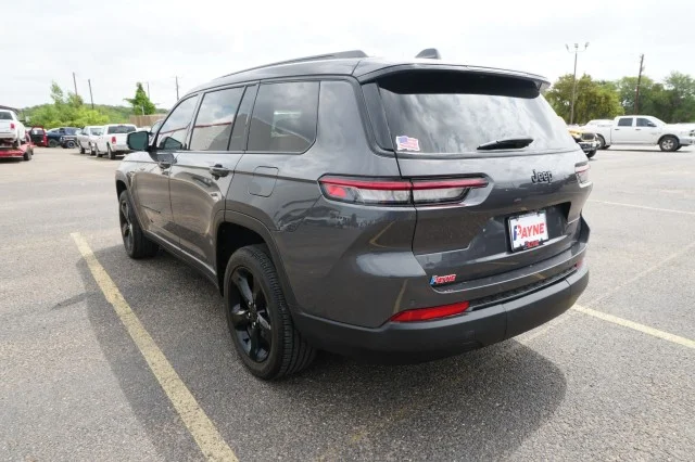 Used 2025  Jeep Laredo X image 10