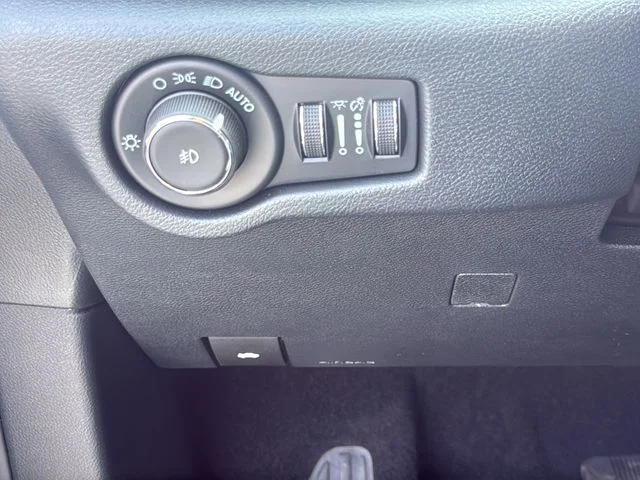 2025 Chrysler Pacifica Select - Photo 28