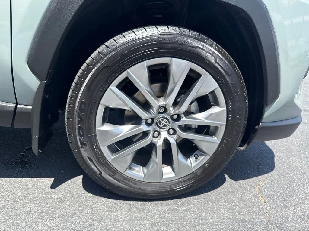 Used 2023  Toyota XLE Premium image 9