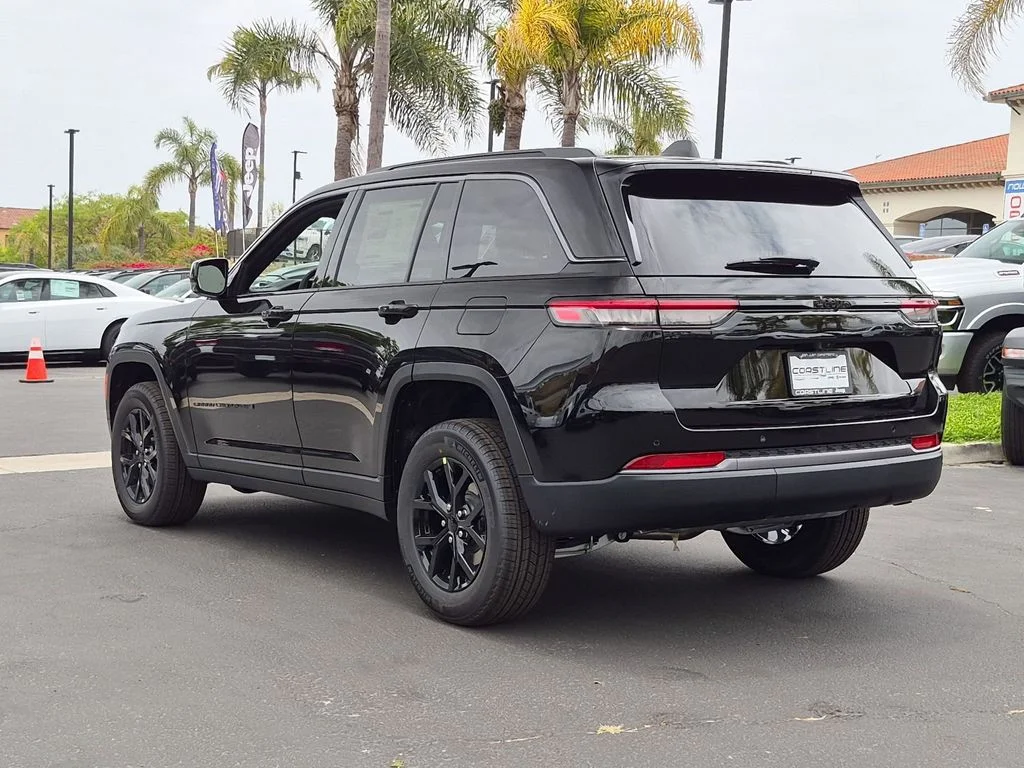 New 2026 Diamond Black Crystal Pearl-Coat Exterior Paint Jeep Altitude image 7