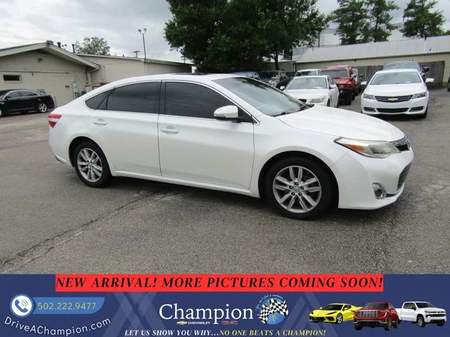 Used 2013 White Toyota XLE Premium image 3