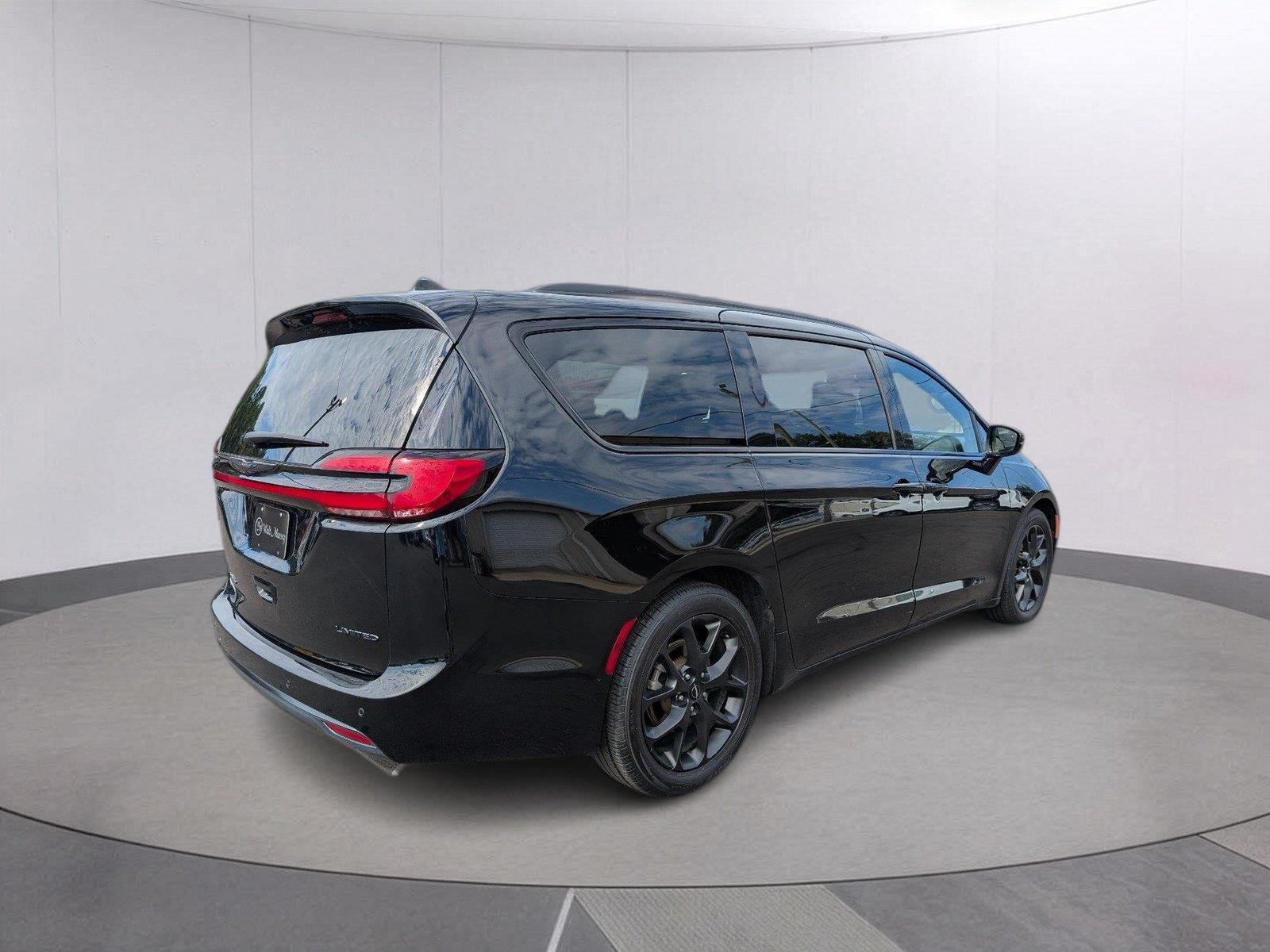 Used 2025 Diamond Black Crystal Pearlcoat Chrysler Limited image 7