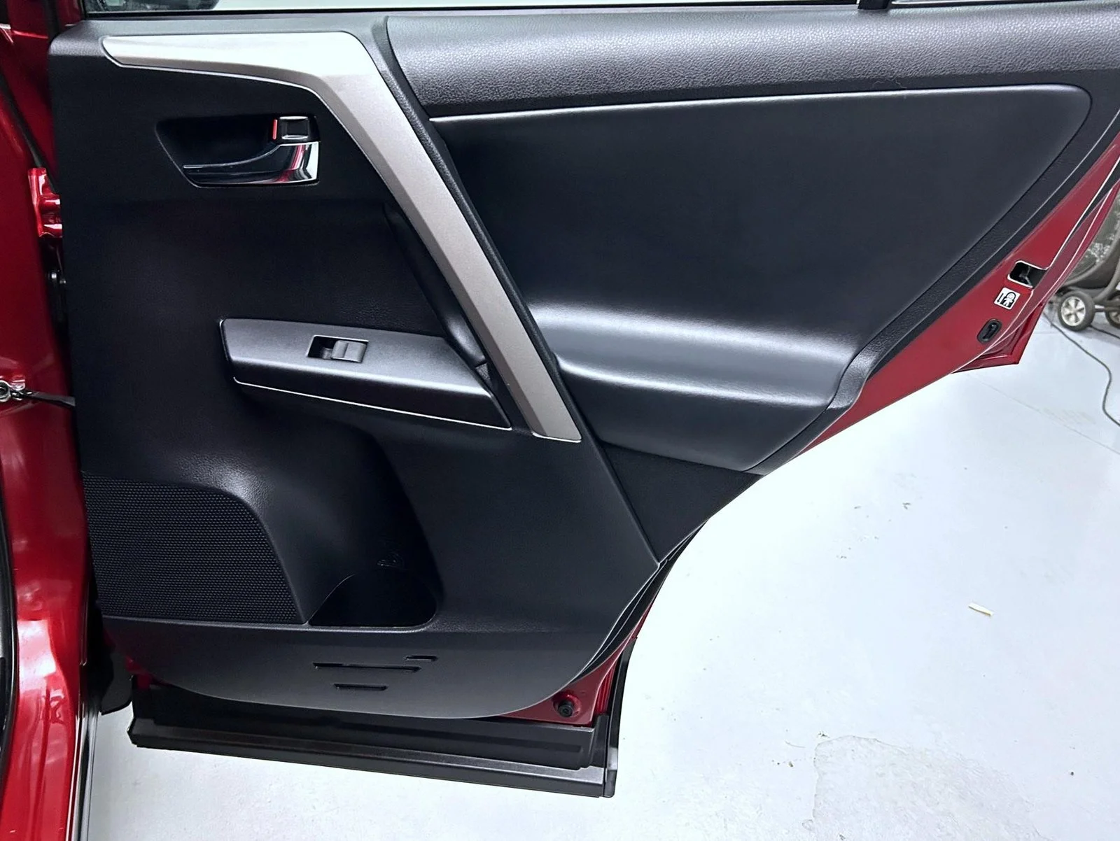 Used 2018 Red Toyota XLE image 17