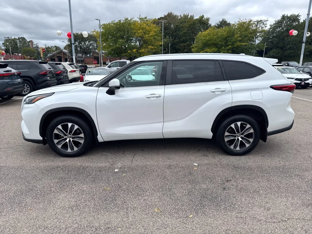 Used 2023 Beige Toyota XLE image 4