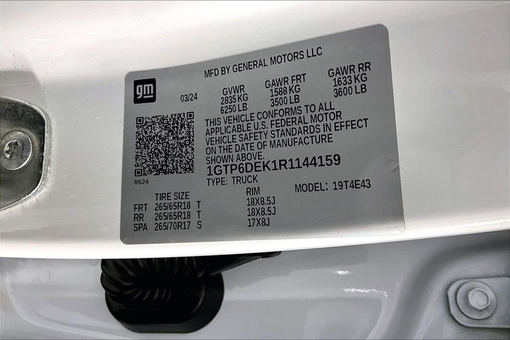Used 2024 White GMC AT4 image 19