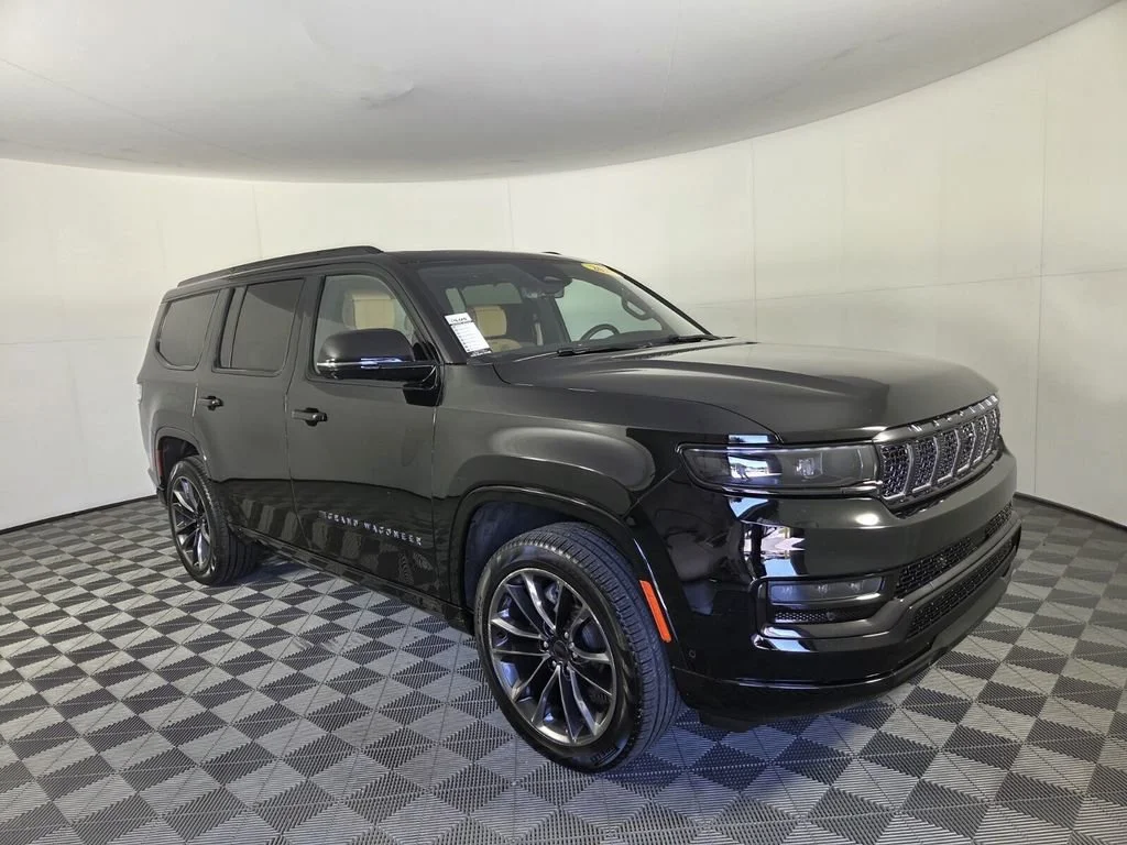 Used 2025 Diamond Black Crystal Pearlcoat Jeep Series III Obsidian image 2