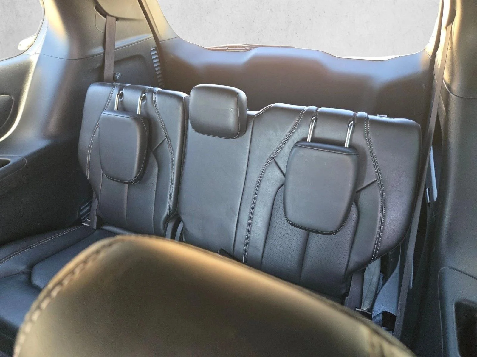 Used 2025 Ceramic Gray Clearcoat Chrysler Select image 17