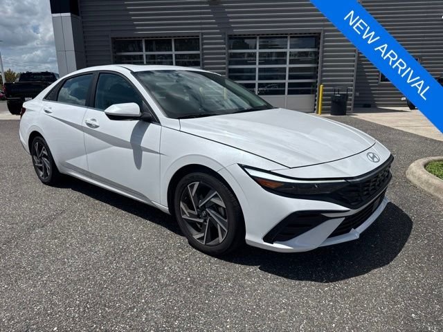Certified Used 2025 White Hyundai SEL Convenience image 1