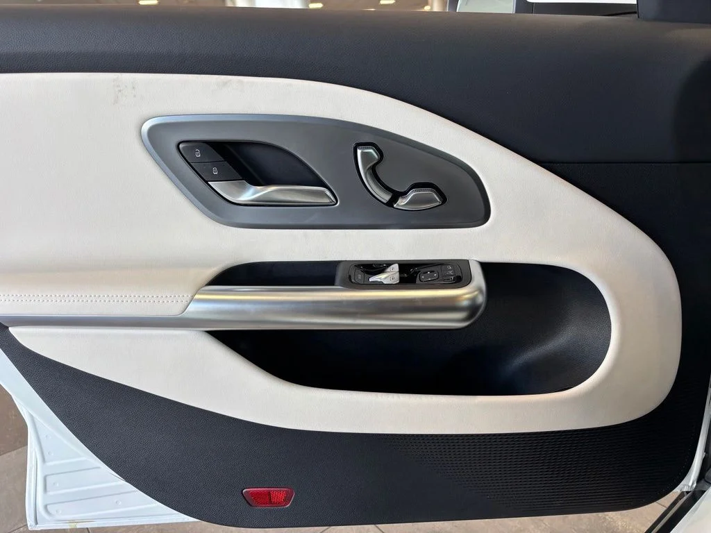 Used 2027 White Mercedes-Benz 220 Hybrid image 27