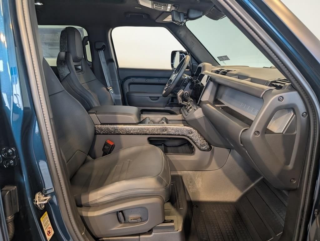 New 2026 Sargasso Blue Land Rover OCTA image 31