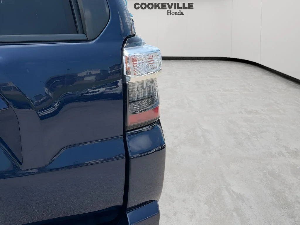 Used 2018 Nautical Blue Metallic Toyota SR5 image 5