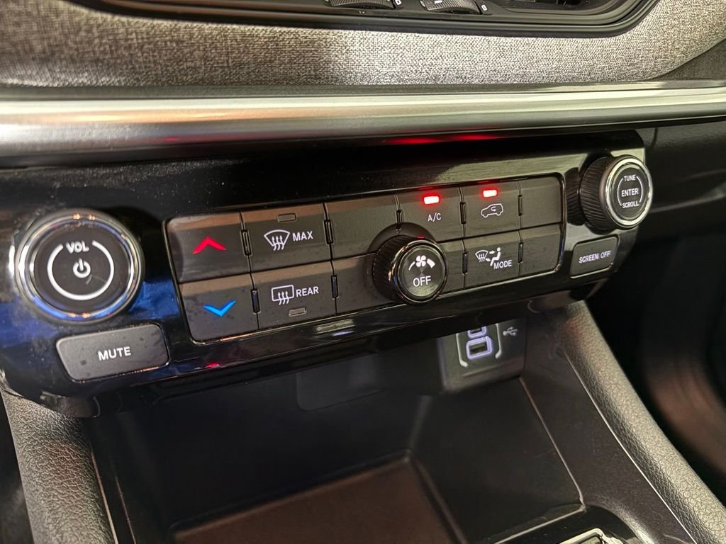 Used 2024 White Jeep Latitude image 26