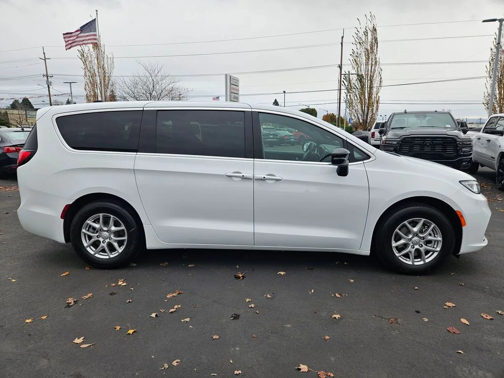 2026 Chrysler Pacifica Select - Photo 7