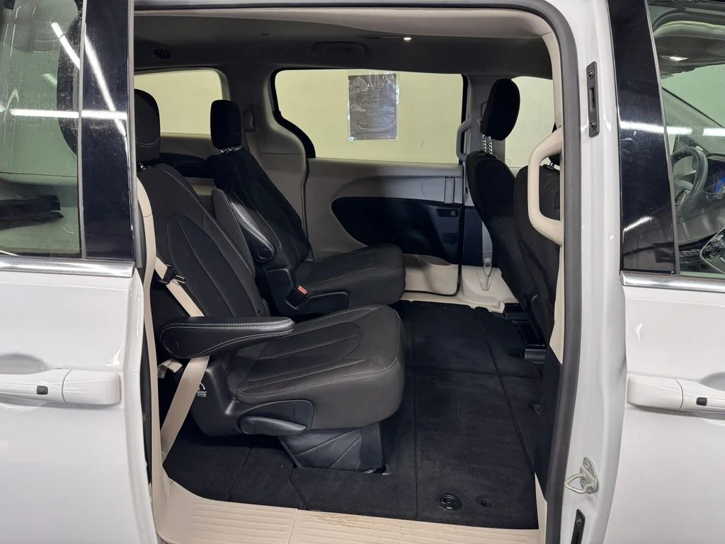 Used 2023 White Chrysler LX image 27