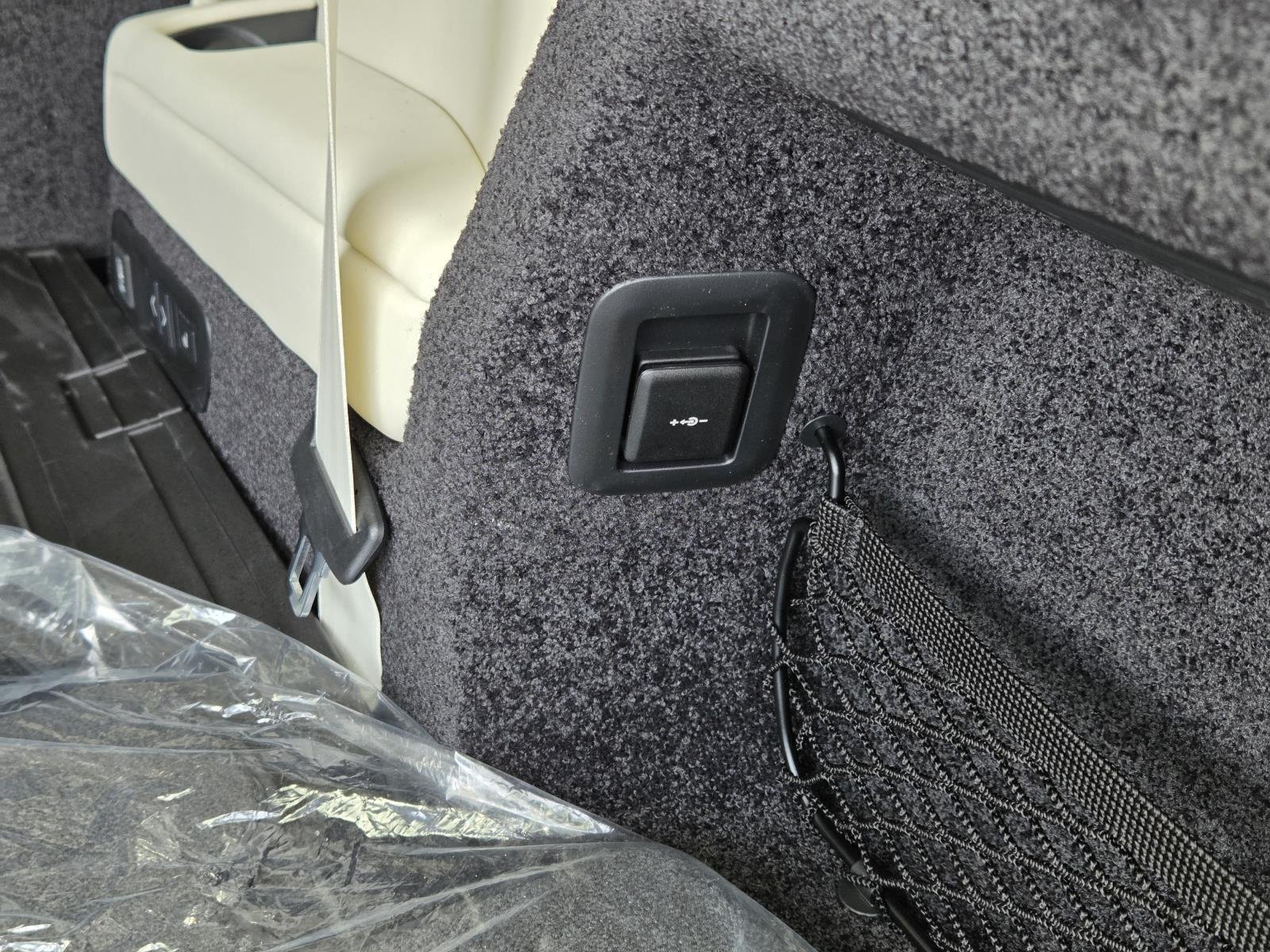 New 2026 Ostuni Pearl White LAND ROVER SE 7 Seats image 13