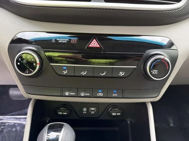 Used 2020 White Hyundai SE image 27