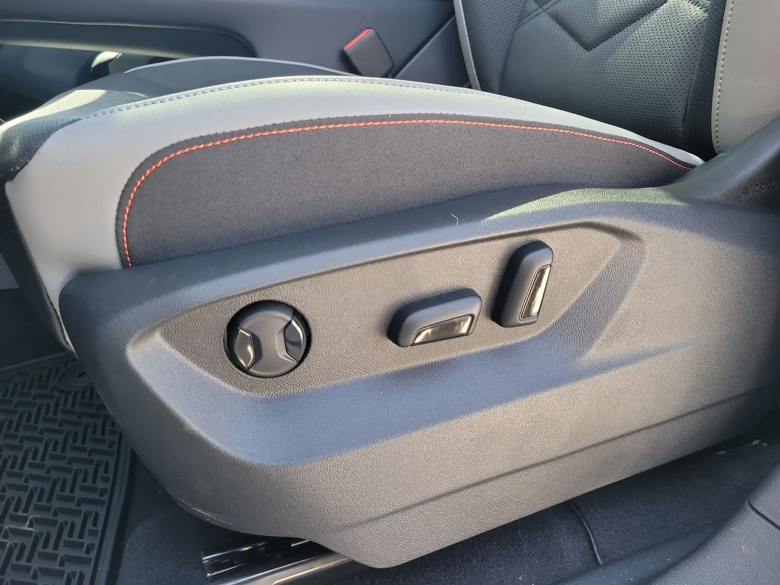 New 2026 Opal White Pearl Volkswagen 2.0T Peak Edition image 19