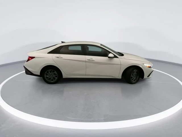 Used 2024 White Hyundai SEL image 7