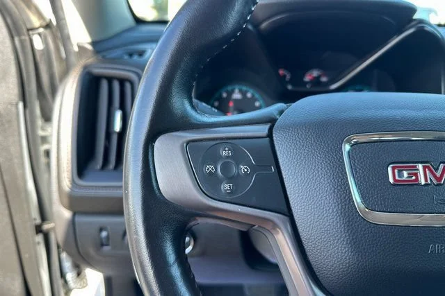 Used 2022 SUMMIT WHITE GMC 4WD AT4 w/Cloth image 18
