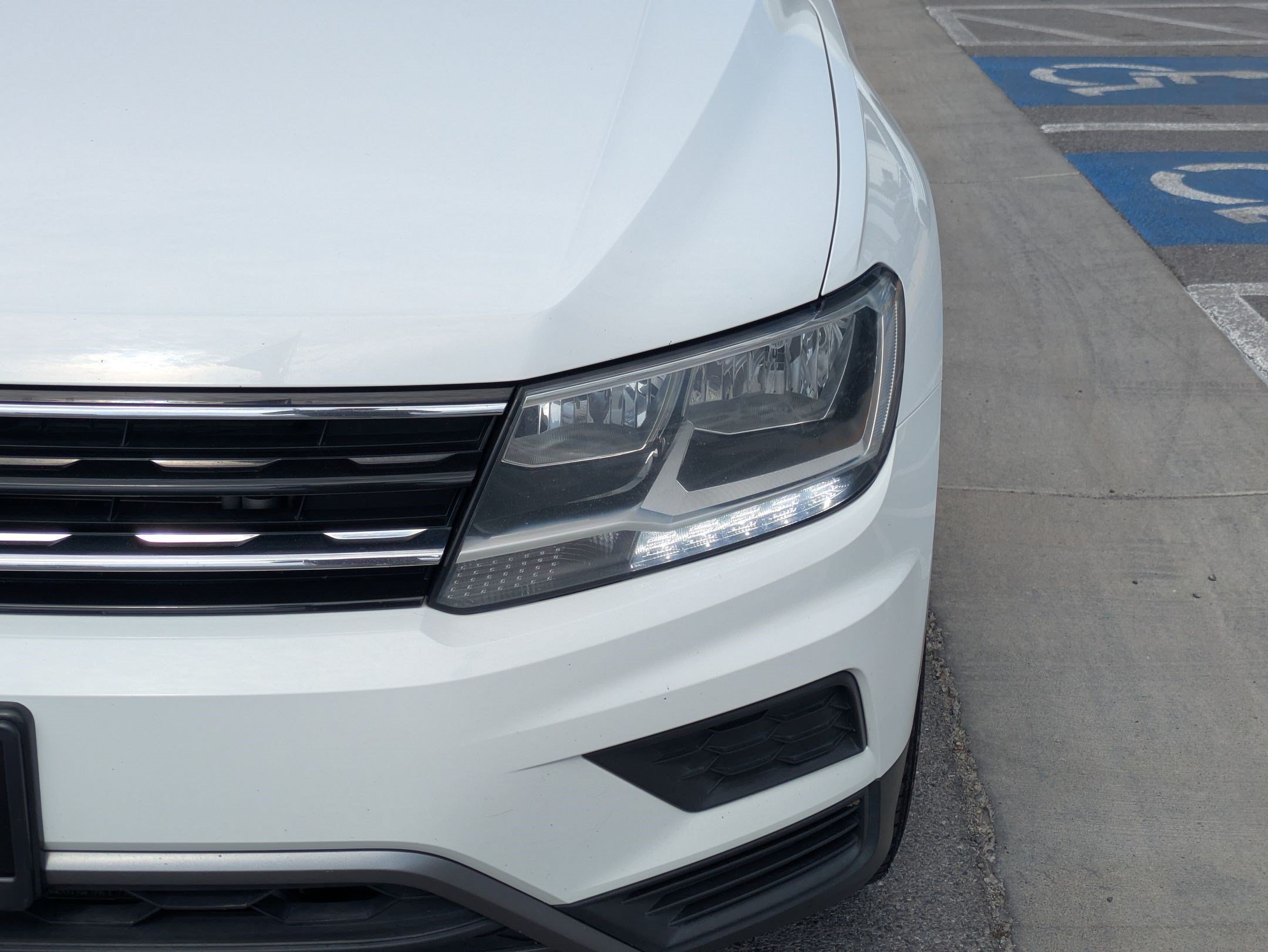Used 2018 Pure White Volkswagen SEL image 9