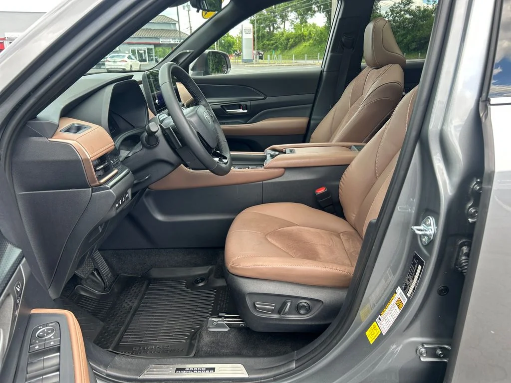 Certified Used 2025  Toyota MAX Platinum image 17