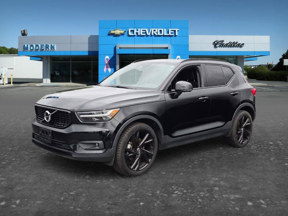 Used 2019  Volvo R-Design image 1