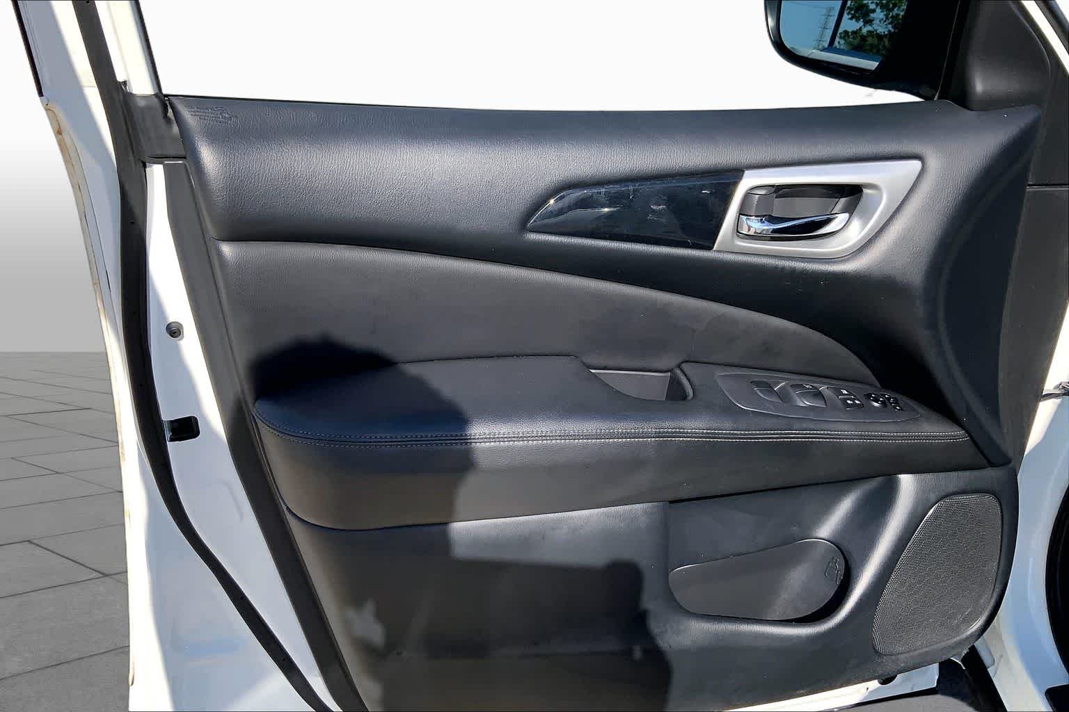 Used 2020 Glacier White Nissan S image 21