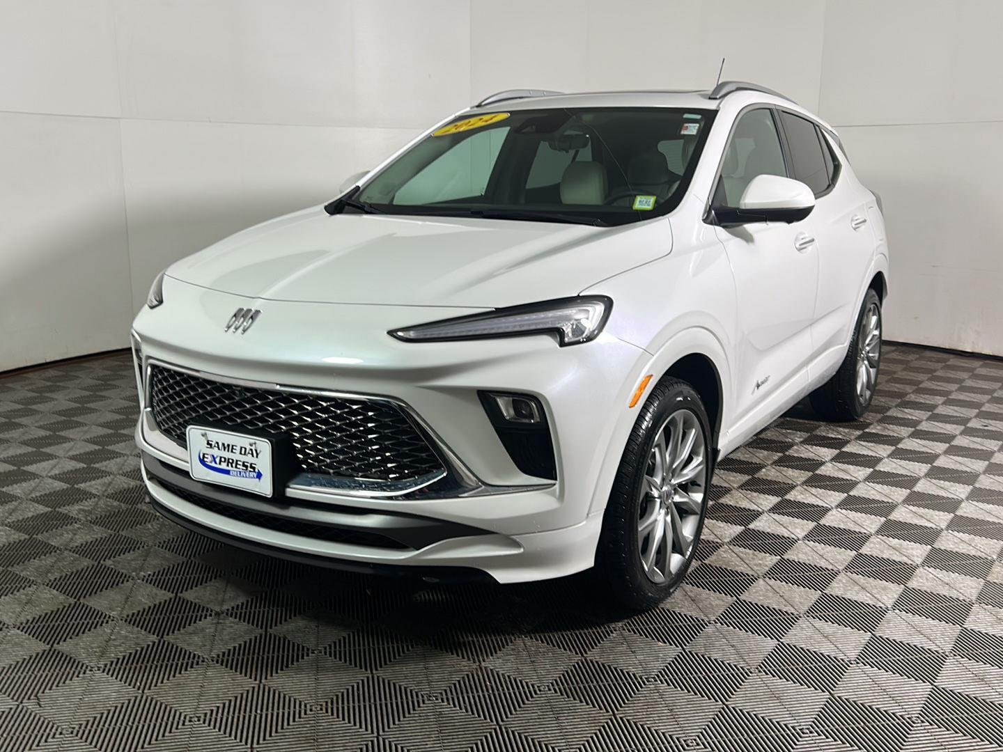 Used 2024 White Frost Tricoat Buick Avenir image 11