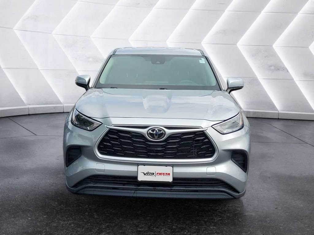 Used 2023  Toyota L image 2