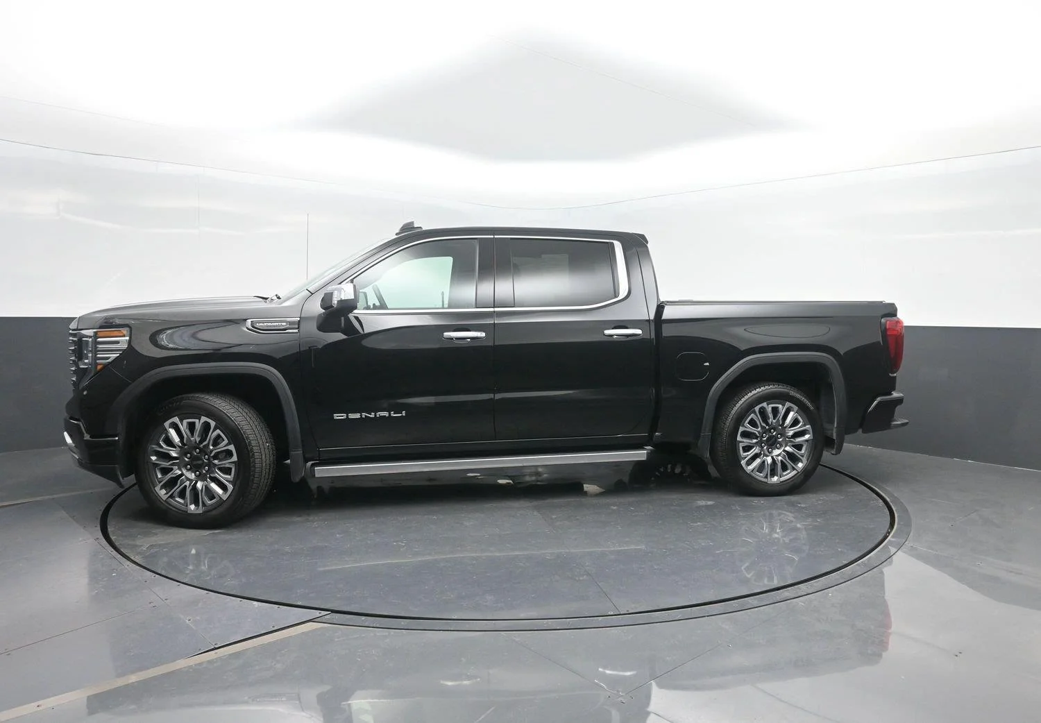 Used 2025 Onyx Black GMC Denali Ultimate image 1
