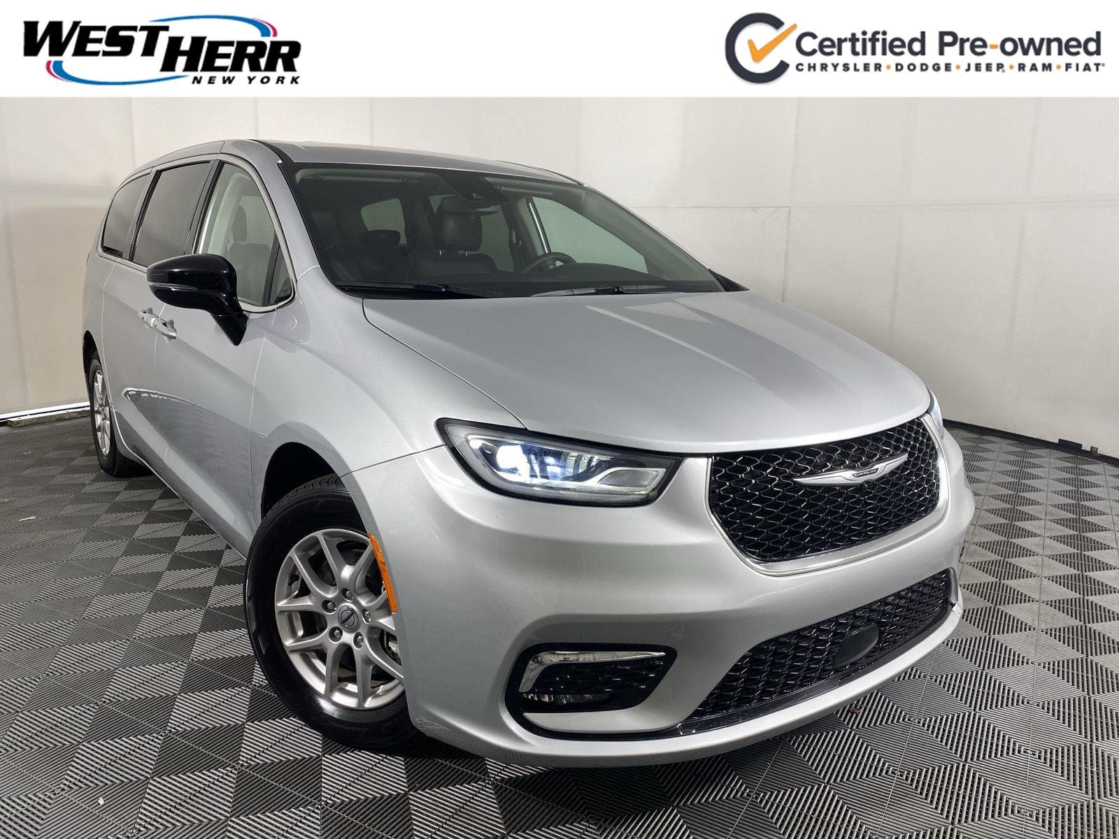 Used 2024 Silver Mist Clearcoat Chrysler Touring L image 1