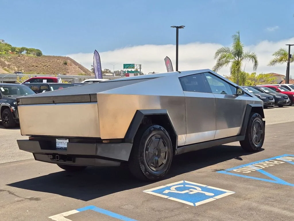 Used 2025  Tesla Long Range image 5