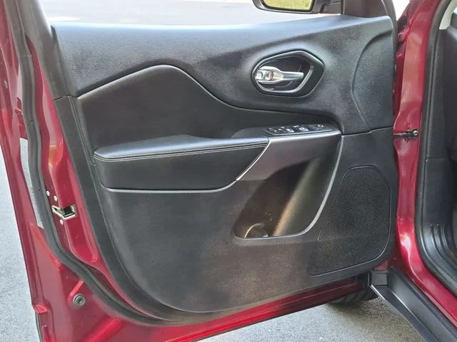 Used 2019 Red Jeep Latitude Plus image 30