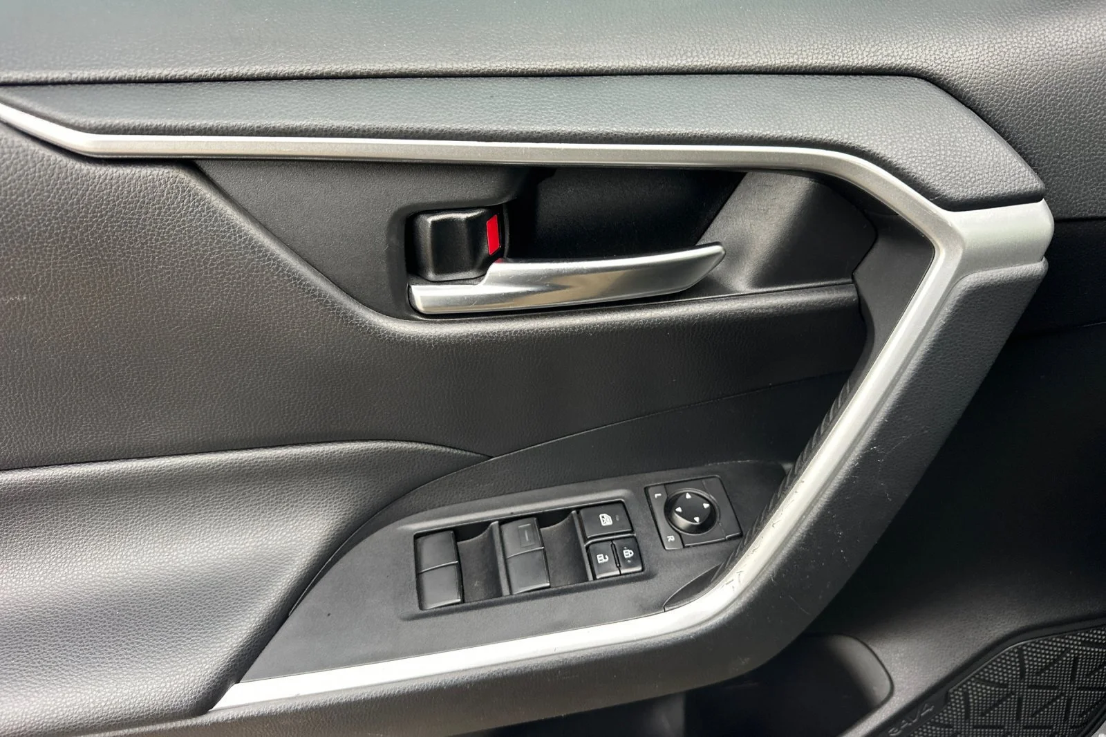 Used 2021  Toyota Hybrid XLE image 11
