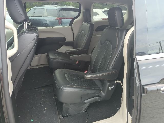 Used 2017 Brilliant Black Crystal Pearlcoat Chrysler Touring L Plus image 5