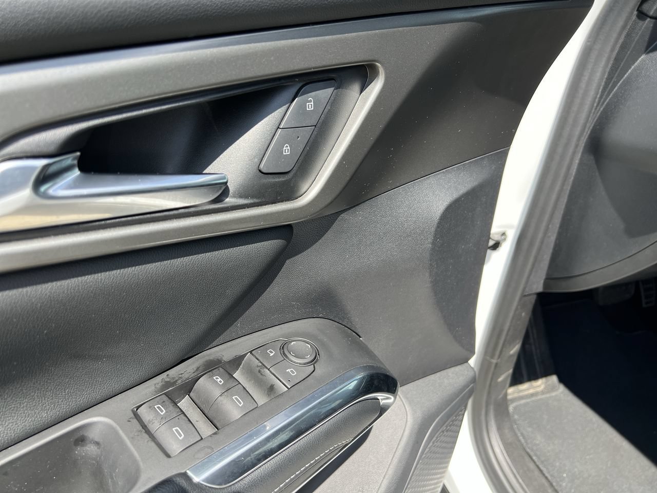 Used 2024 Summit White Chevrolet LT image 24