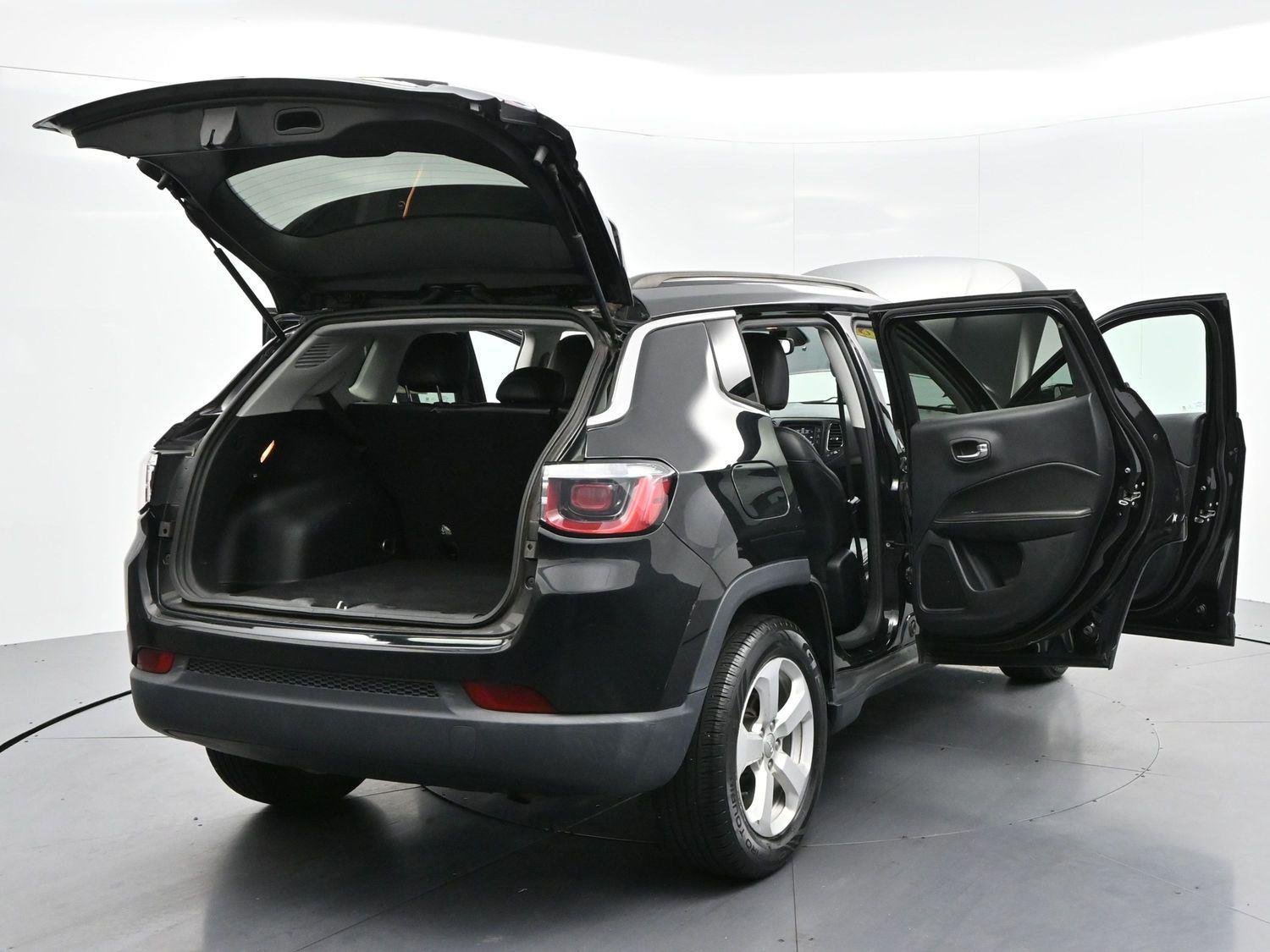 Used 2018 Diamond Black Crystal Pearlcoat Jeep Latitude image 39