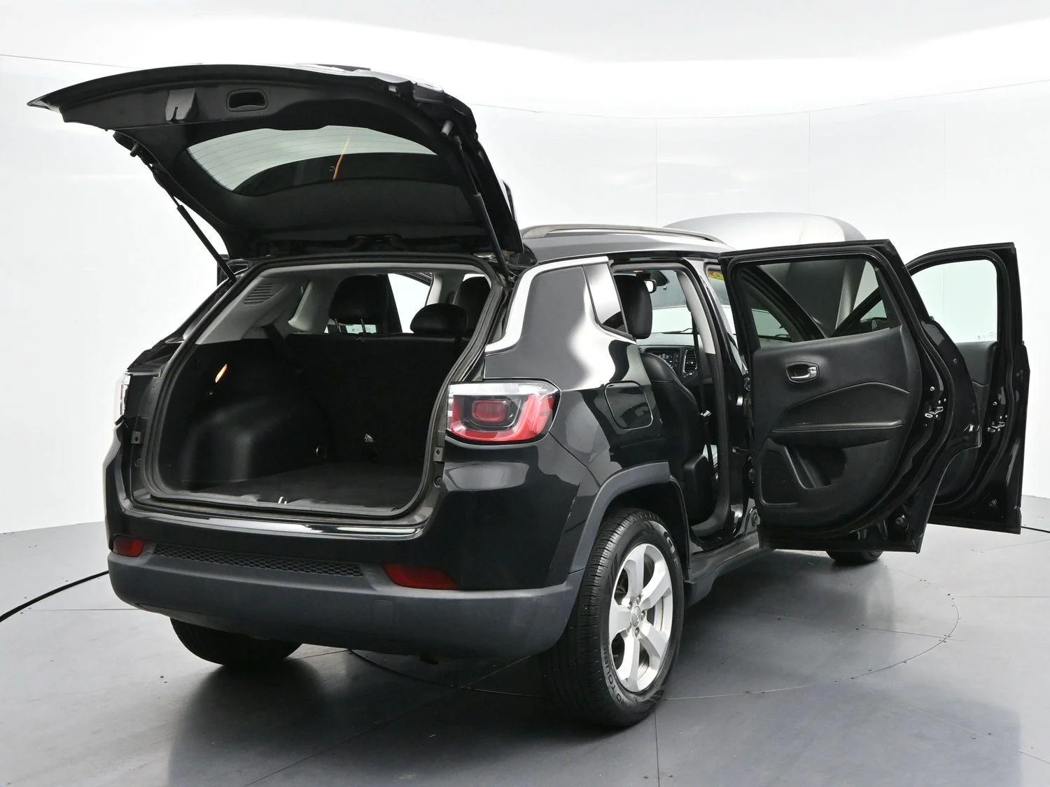 Used 2018 Diamond Black Crystal Pearlcoat Jeep Latitude image 39