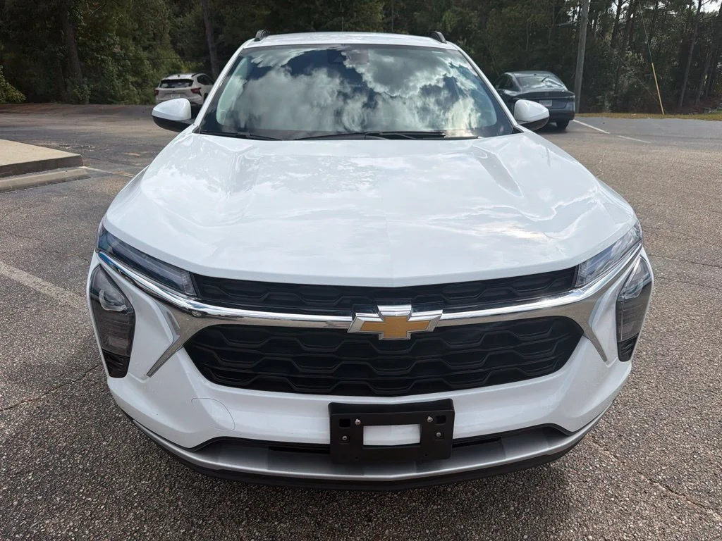 Used 2025 Summit White Chevrolet LT image 8