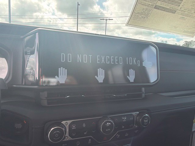 New 2027 Bright White Clear-Coat Paint Jeep Rubicon X image 26
