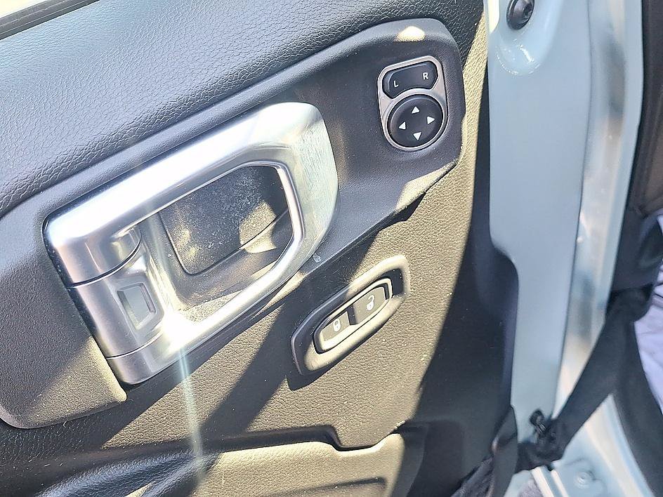 Used 2023 Earl Clearcoat Jeep Sport Altitude image 10