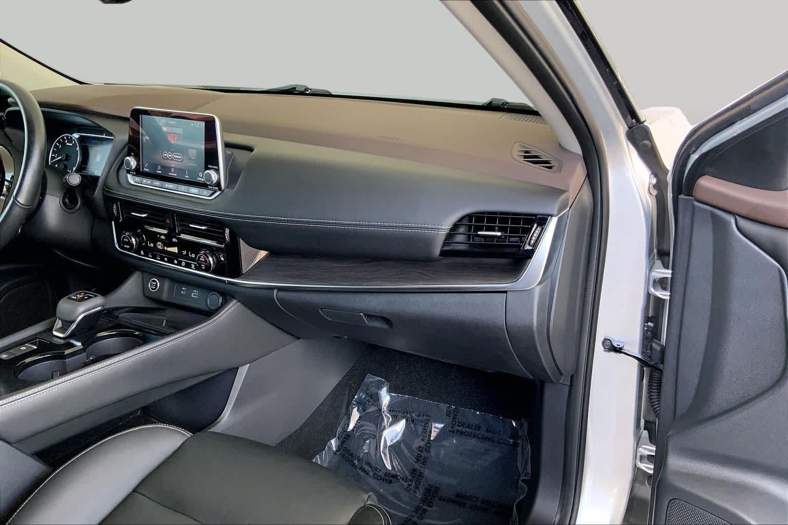 Used 2021 Brilliant Silver Metallic Nissan SL image 19