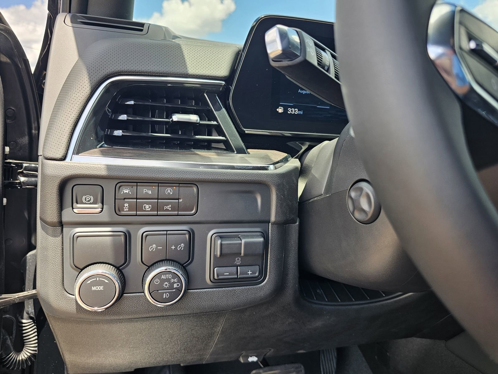 2025 Chevrolet Suburban Premier - Photo 26