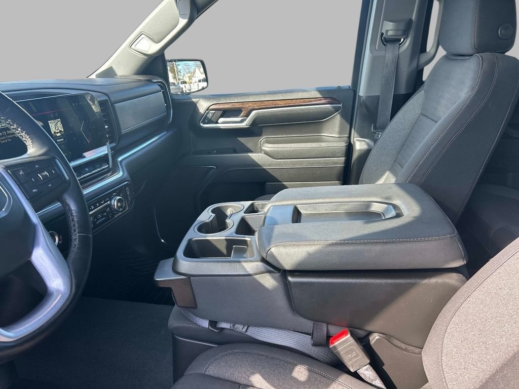 Used 2024 White GMC Elevation image 21