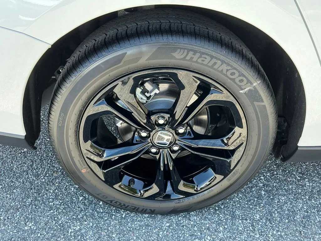 Used 2025 White Honda SE image 10