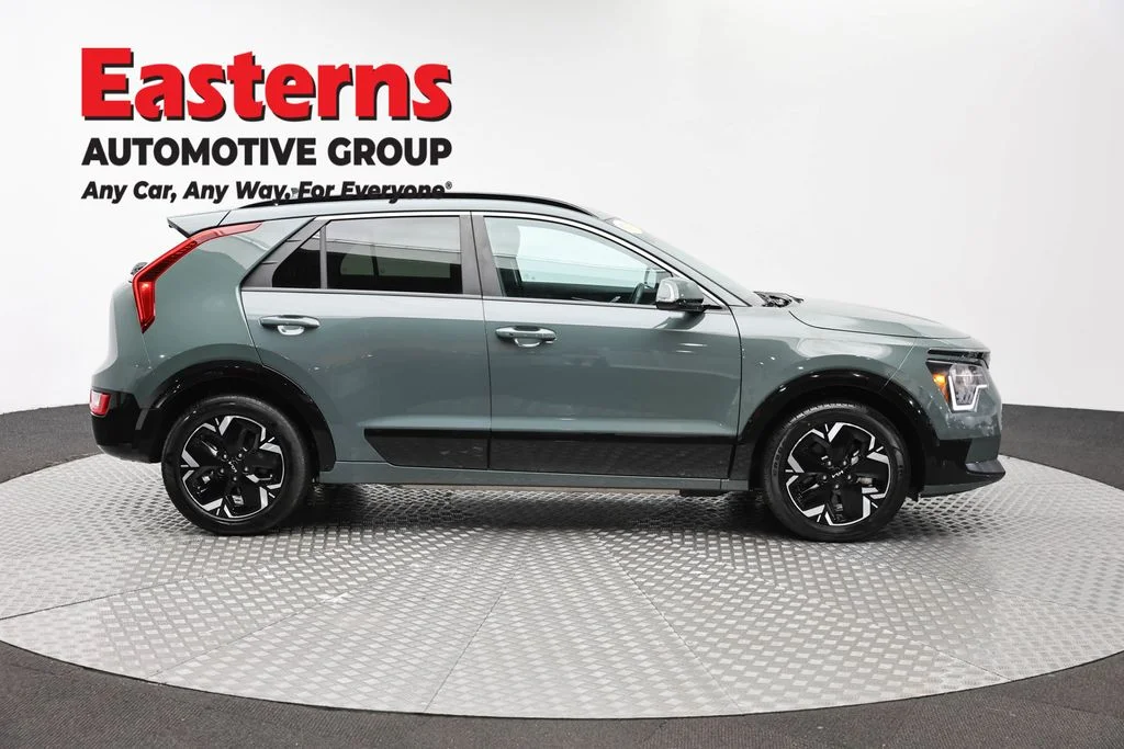 Used 2023 Green Kia Wind image 4