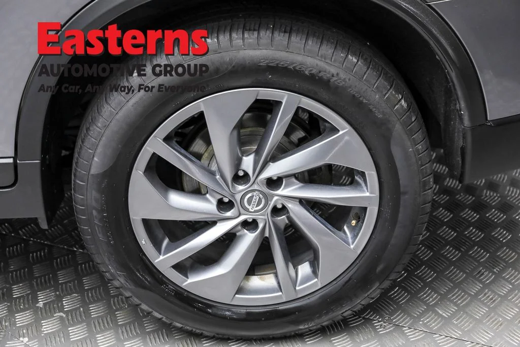 Used 2016 Gray Nissan SL image 8