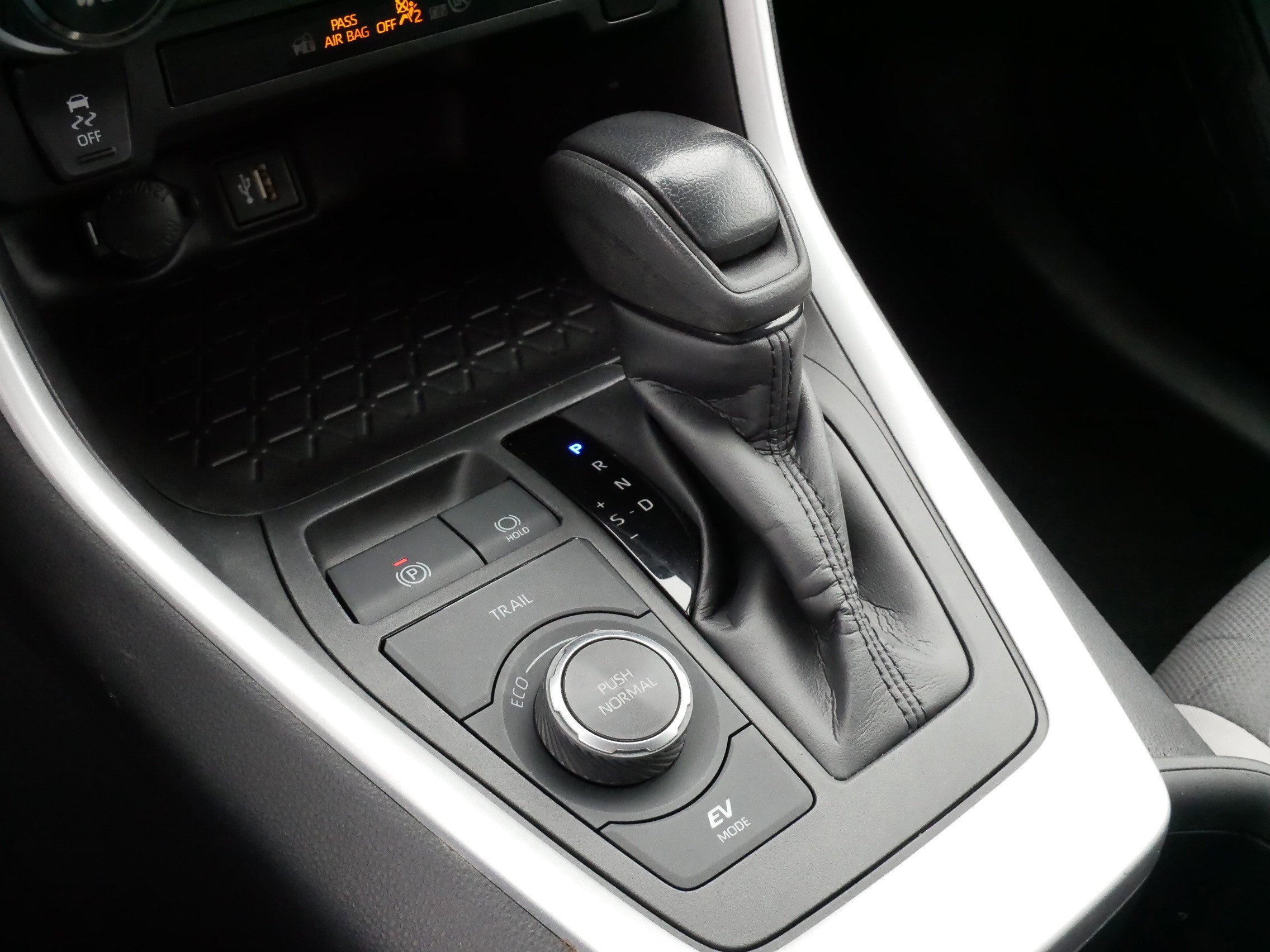 2024 Toyota RAV4 XLE - Photo 24