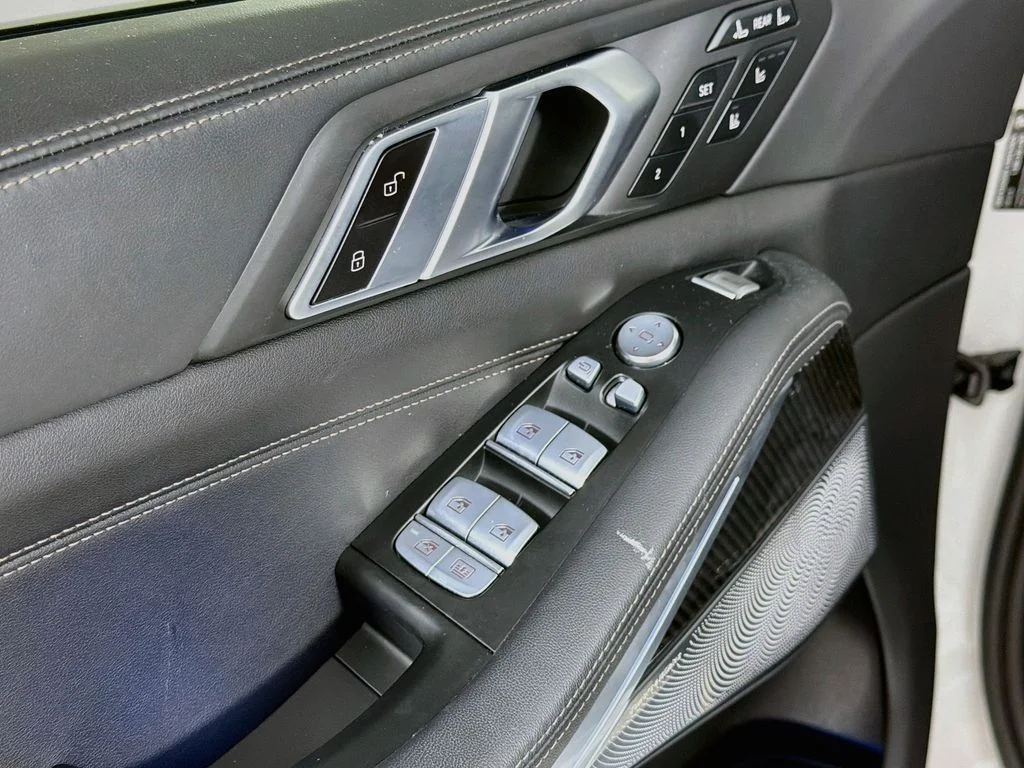 Used 2024 White BMW M60i image 18