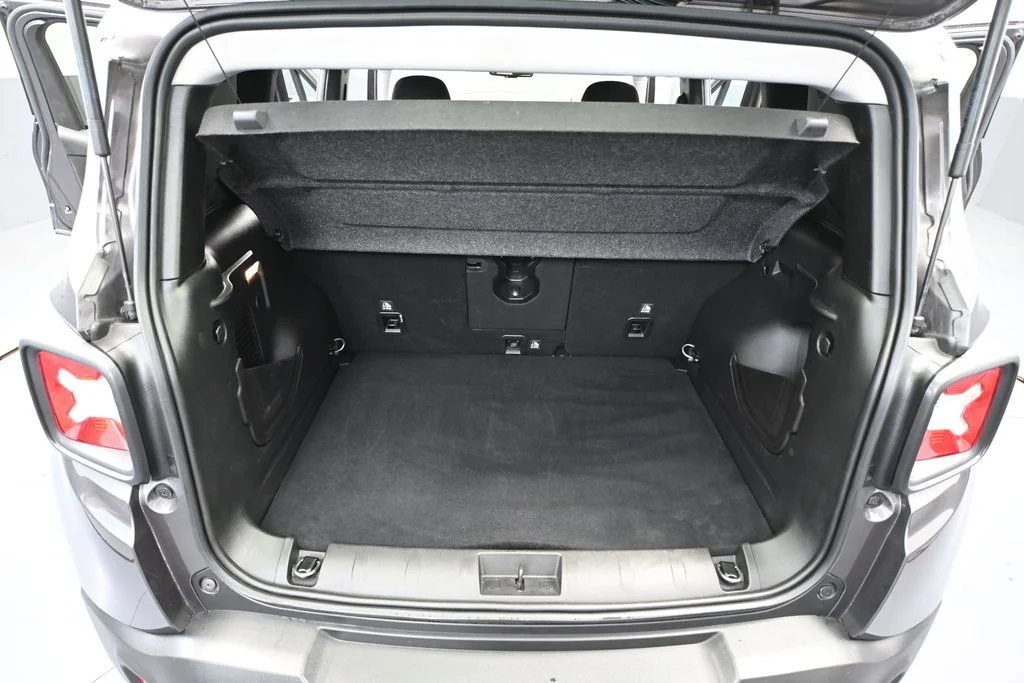 Used 2021 Gray Jeep Latitude image 39